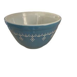 Vintage Pyrex bowl